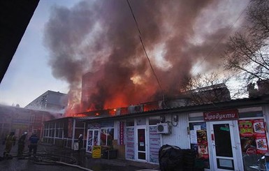 Пожар на одесском рынке стройматериалов тушили больше трех часов