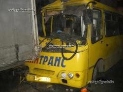 В Киеве маршрутка врезалась в грузовик