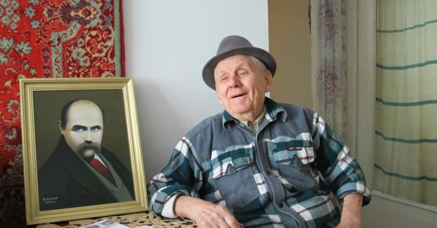 90-летний библиотекарь рисует 200 одинаковых портретов Кобзаря 