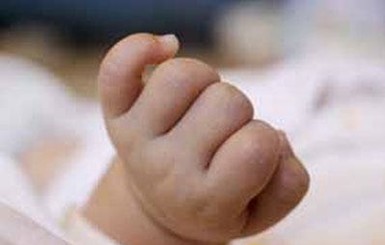 Во Франции двухлетняя девочка с рождения жила в багажнике авто