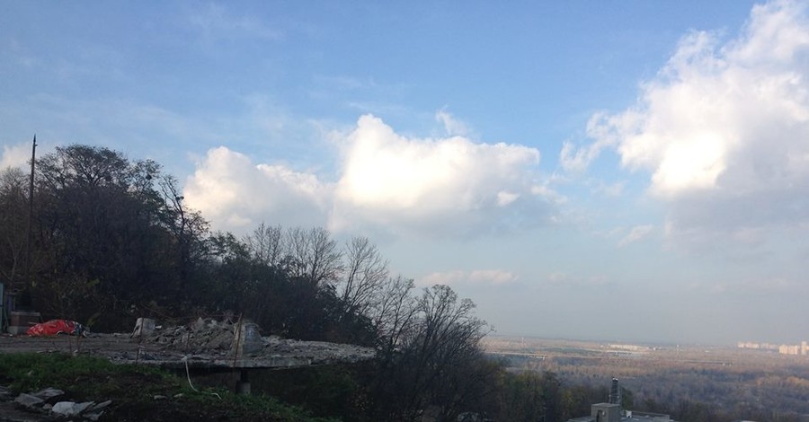 В столичном Мариинском парке снесли смотровую площадку