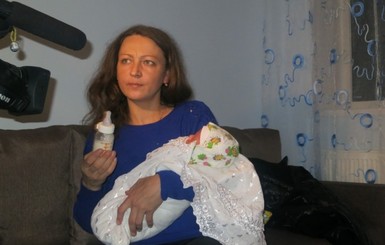 Харьковчанка, родившая тройню без мужа, обживается в новом доме 