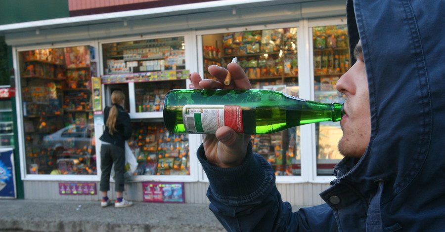 Милиция ловит подростков с пивом у киосков  