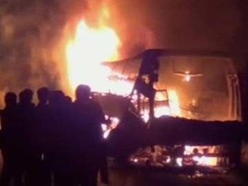 В Индии столкнулись автобус и бензовоз: 40 человек погибли на месте
