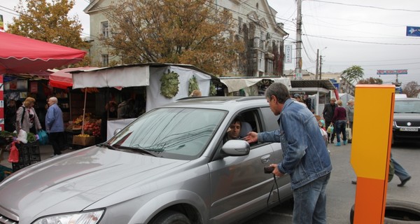 В Симферополе оборудуют платные парковки: власти радуются, автомобилисты в шоке