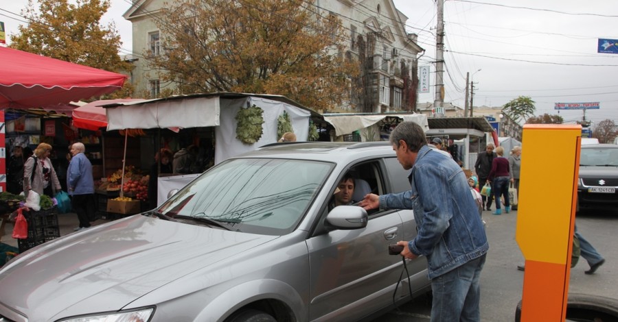 В Симферополе оборудуют платные парковки: власти радуются, автомобилисты в шоке