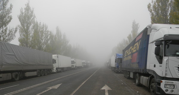 На границе с Россией  увеличивается пробка из фур 