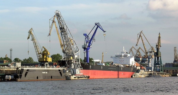 Рабочие порта на Одесчине едва не погибли под кучей удобрений