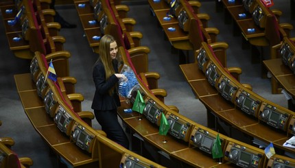 Фотофакт: Депутатам в Раде раздали сигареты (обновлено) 