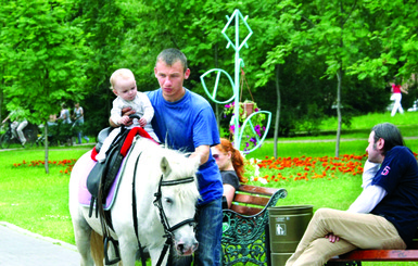 В Детском парке Симферополя малышей бесплатно покатают на пони