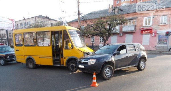 В Кировограде маршрутка попала в аварию