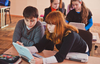 Запорожские школы меняют учебники на нетбуки и планшеты