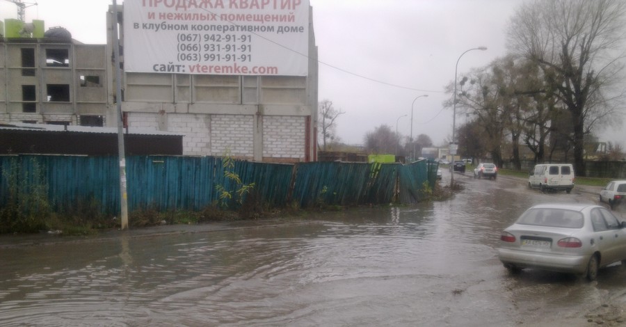 В Киеве затопило улицу 