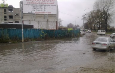 В Киеве затопило улицу 