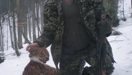 В соцсетях опубликовали фото закарпатского лесничего с убитой краснокнижной рысью 