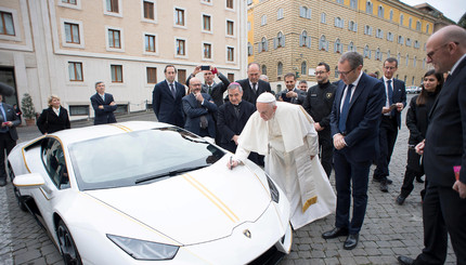 Фото дня: Папе римскому представили новый Lamborghini