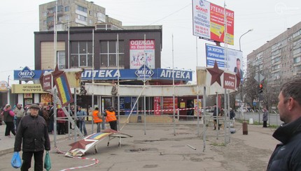 Фотофакт: В Мариуполе демонтируют памятник городам-героям