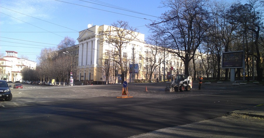 В Днепропетровске брусчатку на главном проспекте закатали в асфальт 