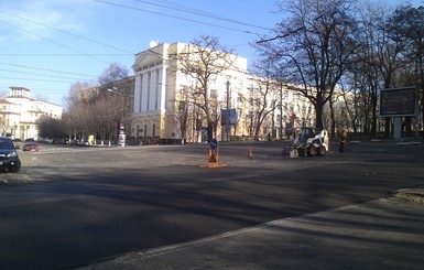 В Днепропетровске брусчатку на главном проспекте закатали в асфальт 