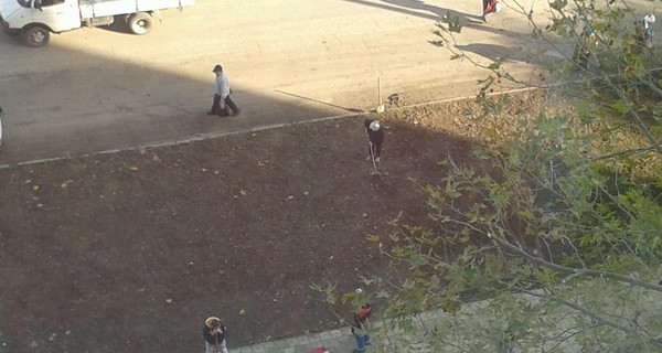 В Керчи рабочие во время субботника использовали флаг города вместо мусорных мешков 