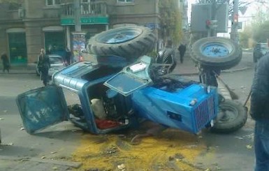 В центре Одессы из-за аварии перевернулся трактор