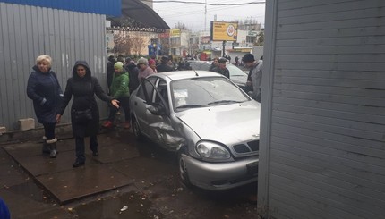 Фотофакт: в Киеве Lanos врезался в магазин 