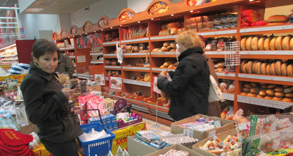 Львовяне готовятся к Новому году: больше всего покупают сладости и елочные украшения