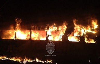 В Одессе трамвай на маршруте сгорел за несколько минут 