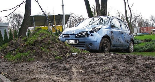 В Киеве неуправляемый Ниссан кувыркался на дороге