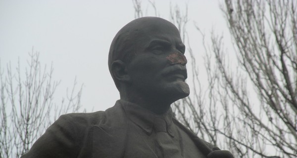 В Мелитополе Ленину отбили нос 