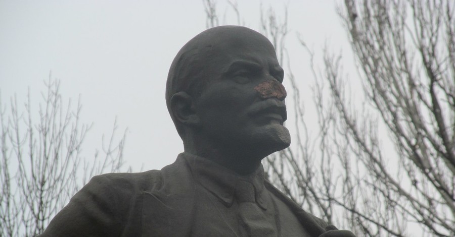 В Мелитополе Ленину отбили нос 