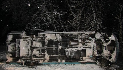 Фотофакт: в Луганской области перевернулся пассажирский микроавтобус