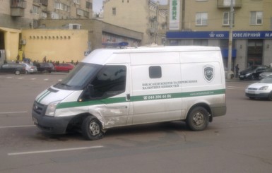 В Киеве инкассаторский автомобиль устроил аварию