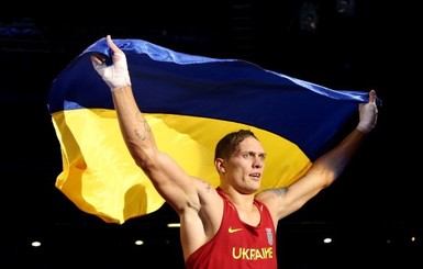 Украинский боксер Александр Усик победил в первом бою на профи-ринге