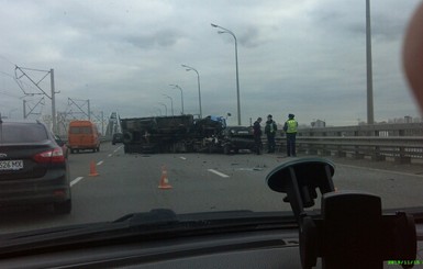 В Киеве на мосту перевернулся грузовик