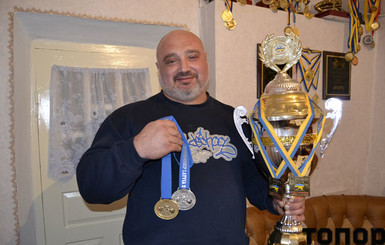 Одесский священник в третий раз выиграл кубок по пауэрлифтингу