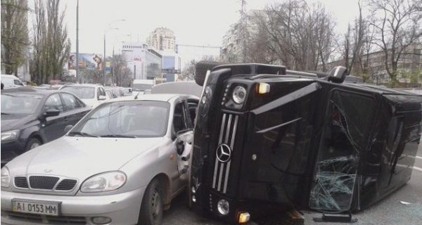 Киевлянин на джипе протаранил три автомобиля и перевернулся