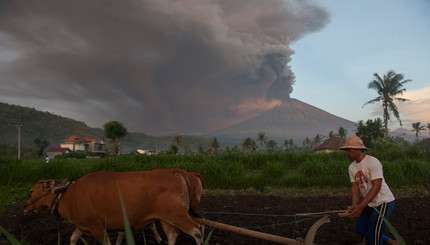 Фотофакт: извержение вулкана на Бали, введен высший уровень опасности 