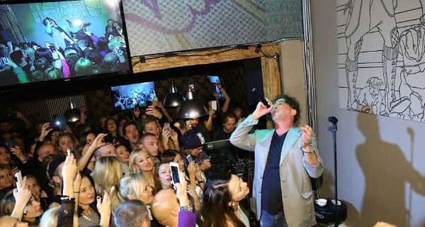 Лепс спел на открытии своего караоке-бара в Киеве