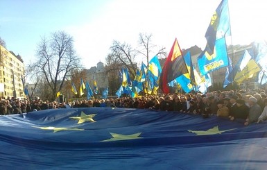 Во Львове развернули гигантский флаг Евросоюза