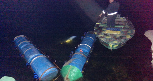 Под Одессой контрабандисты-подводники пытались проплыть с 230 литрами спирта