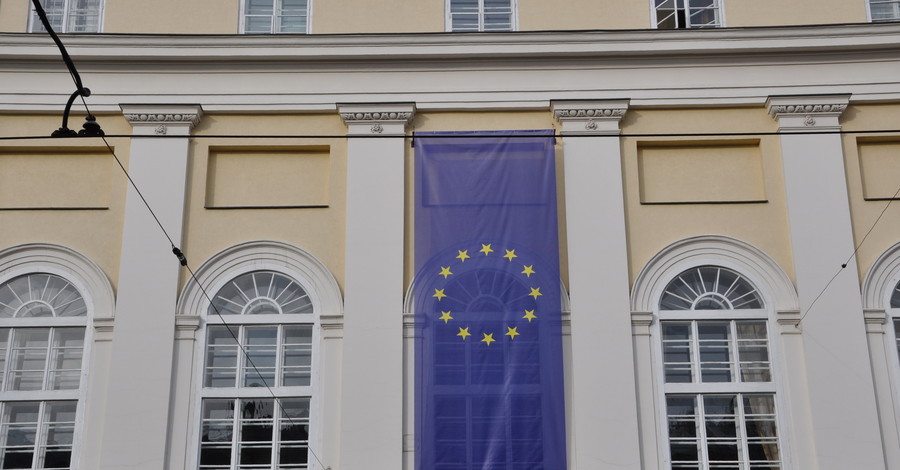 На львовском горсовете вывесили баннер с флагом Евросоюза