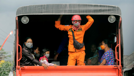 Фоторепортаж: На Бали из-за извержения вулкана проходит эвакуация