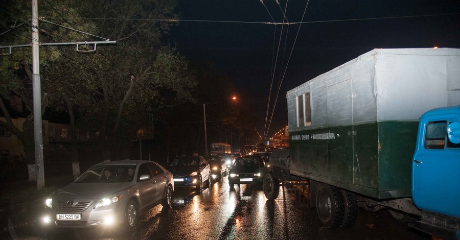 Из-за прорыва трубы на одесских улицах скопились огромные пробки