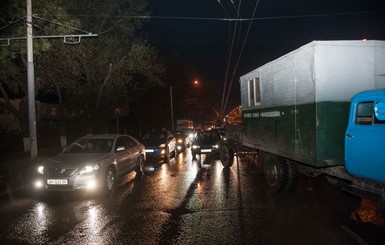 Из-за прорыва трубы на одесских улицах скопились огромные пробки