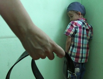 В Одессе ребенка родители пытали вилкой, чтобы заставить хорошо себя вести