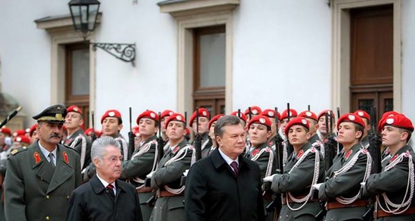 Виктор Янукович общается с австрийским коллегой с глазу на глаз