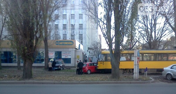 В Днепропетровске трамвай десять метров тащил не пропустившую его иномарку