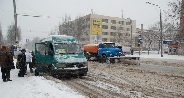 С первым снегом водителей попросят парковаться по правилам