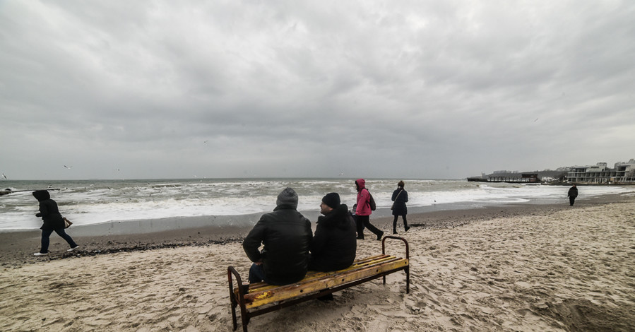  Одесситы встретили зиму на море в купальниках и пальто